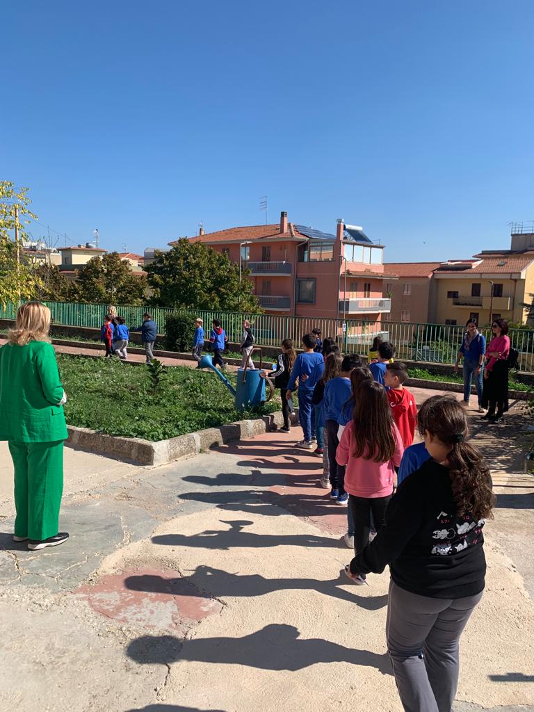 Preside e alunni vicini albero falcone