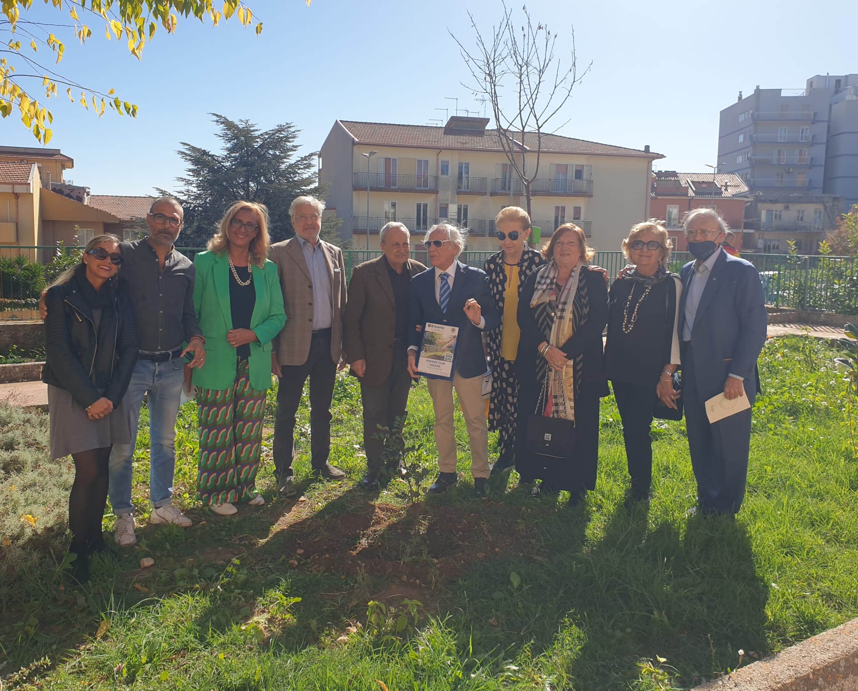 Dirigente Scolastico e membri Kiwanis nel giardino scuola