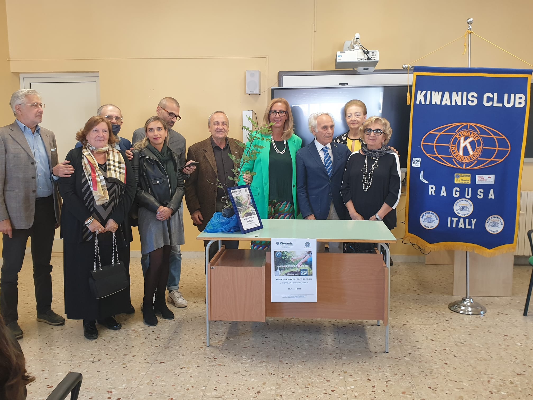 Dirigente scolastico e membri di Kiwanis