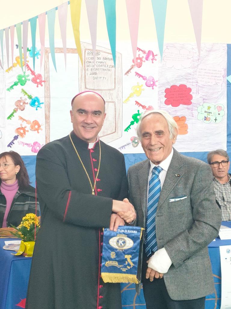 il vescovo e il presidente kiwanis