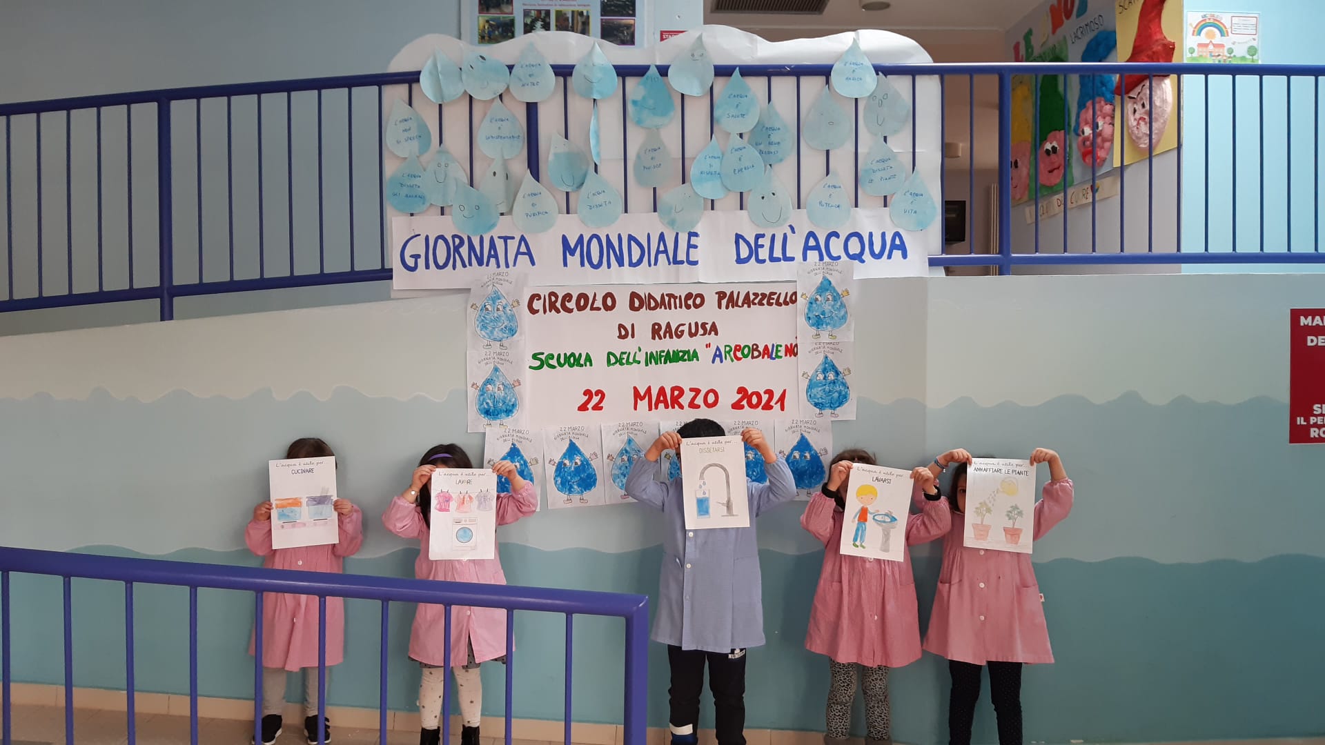 Bambini mostrano i loro lavori per la giornata dell'Acqua